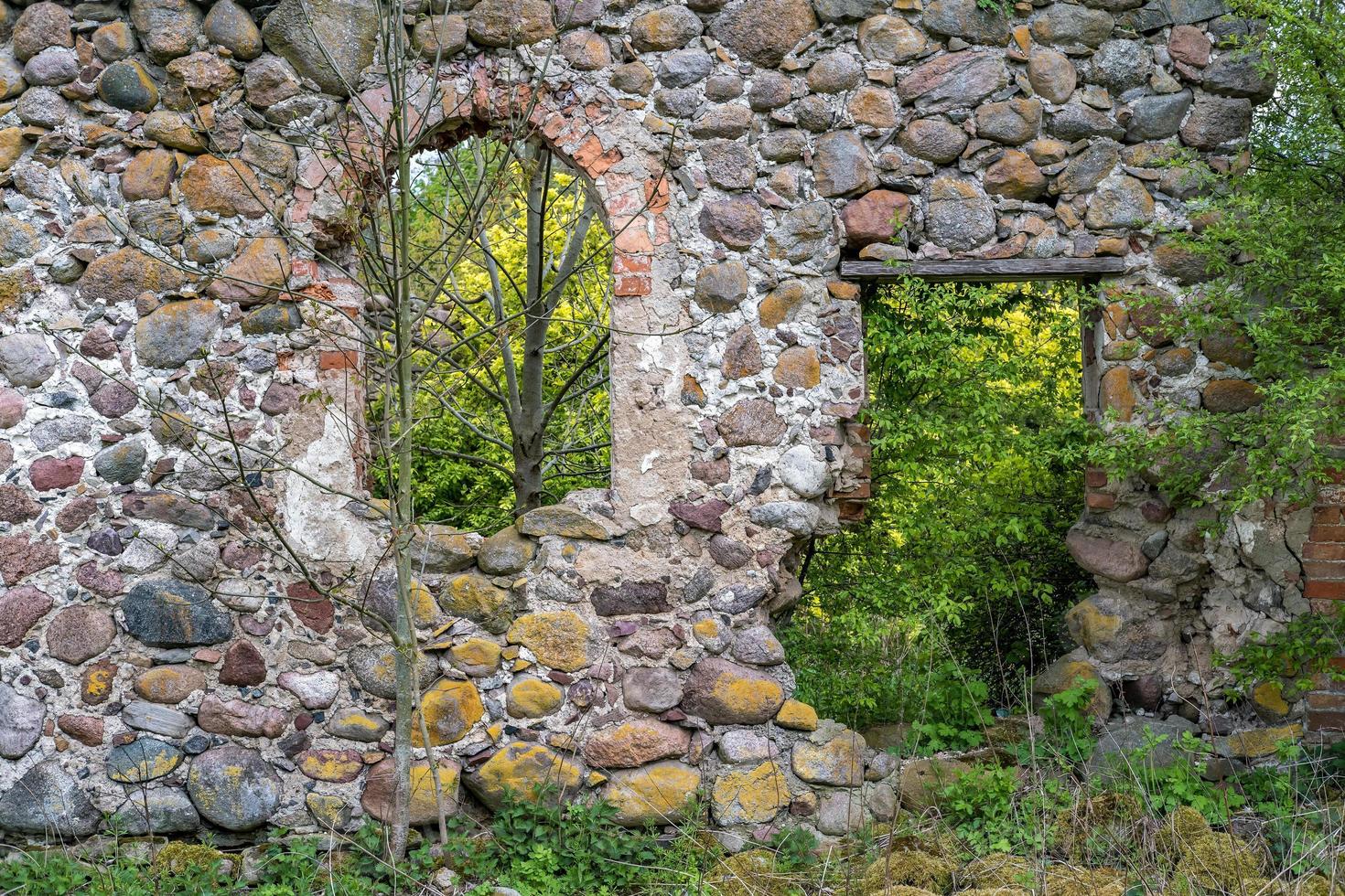 Oberfläche einer alten Mauer aus riesigen Steinen eines zerstörten Gebäudes foto