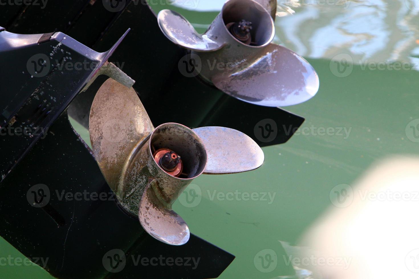 Motor und Propeller eines Motorbootes. foto