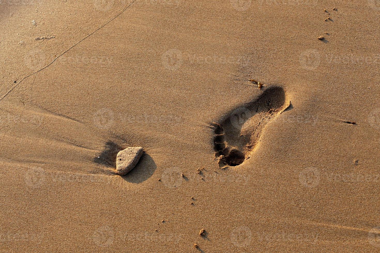 Fußspuren im Sand am Stadtstrand. foto