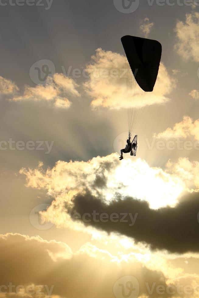 paragliding am himmel über dem mittelmeer. foto