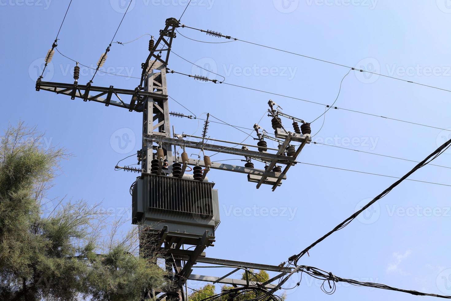 elektrische Leitungen, die Hochspannungsstrom führen. foto