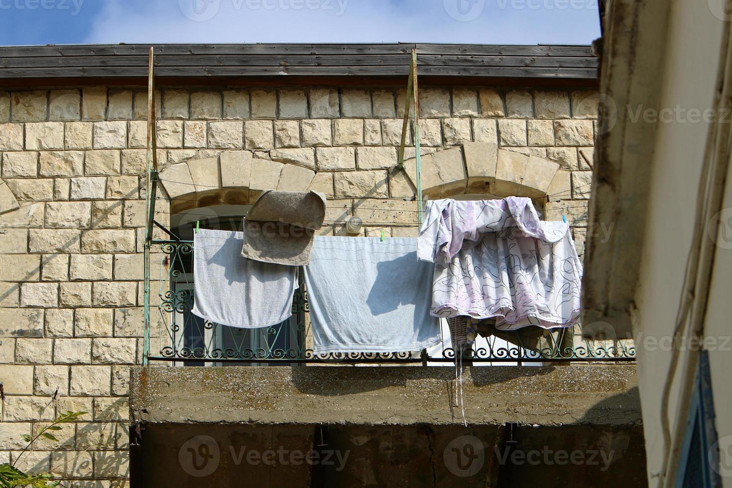 vor dem fenster wird wäsche an einem seil an der fassade des gebäudes getrocknet. foto