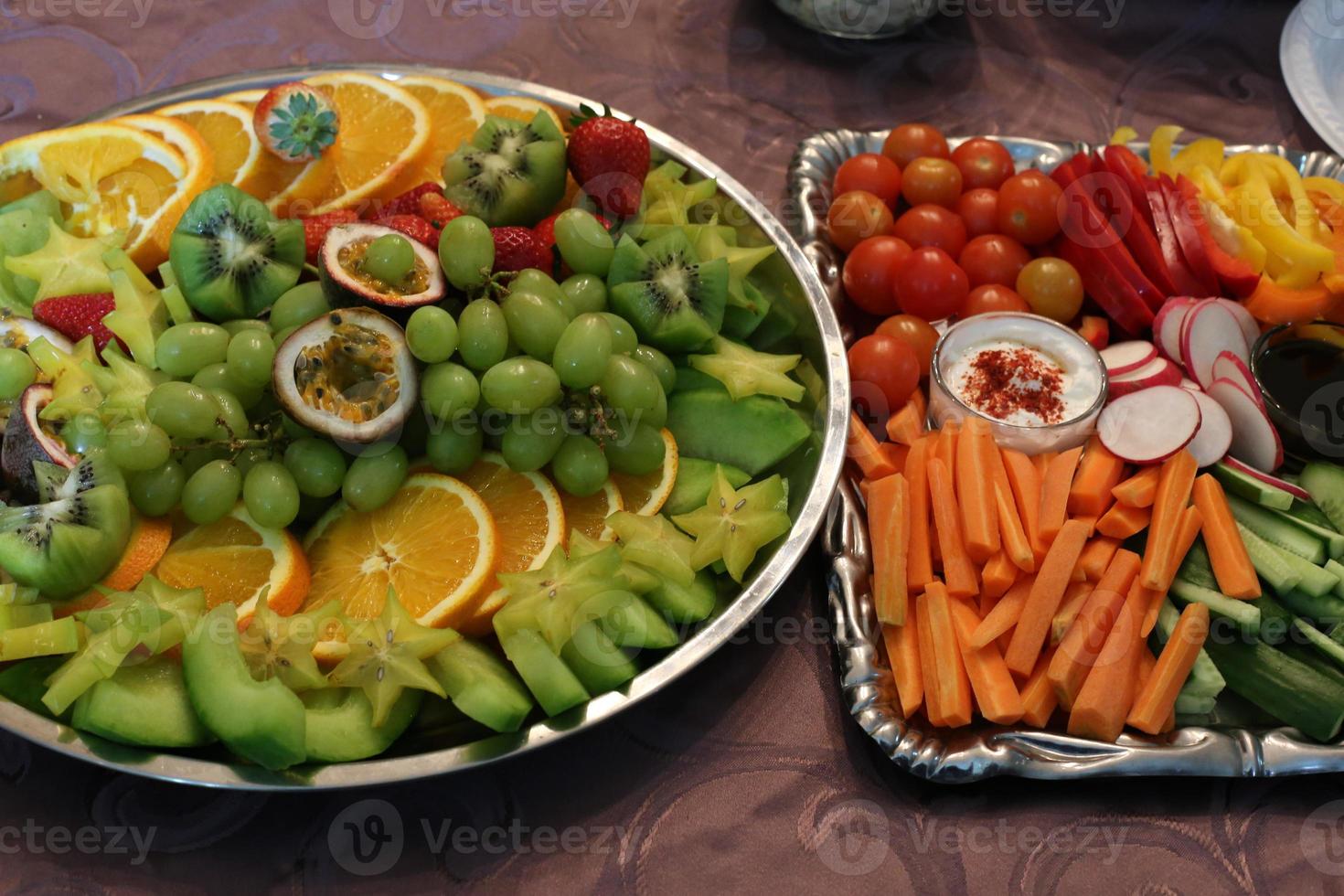 Im Restaurant steht ein Snack auf dem Tisch, guten Appetit allen foto