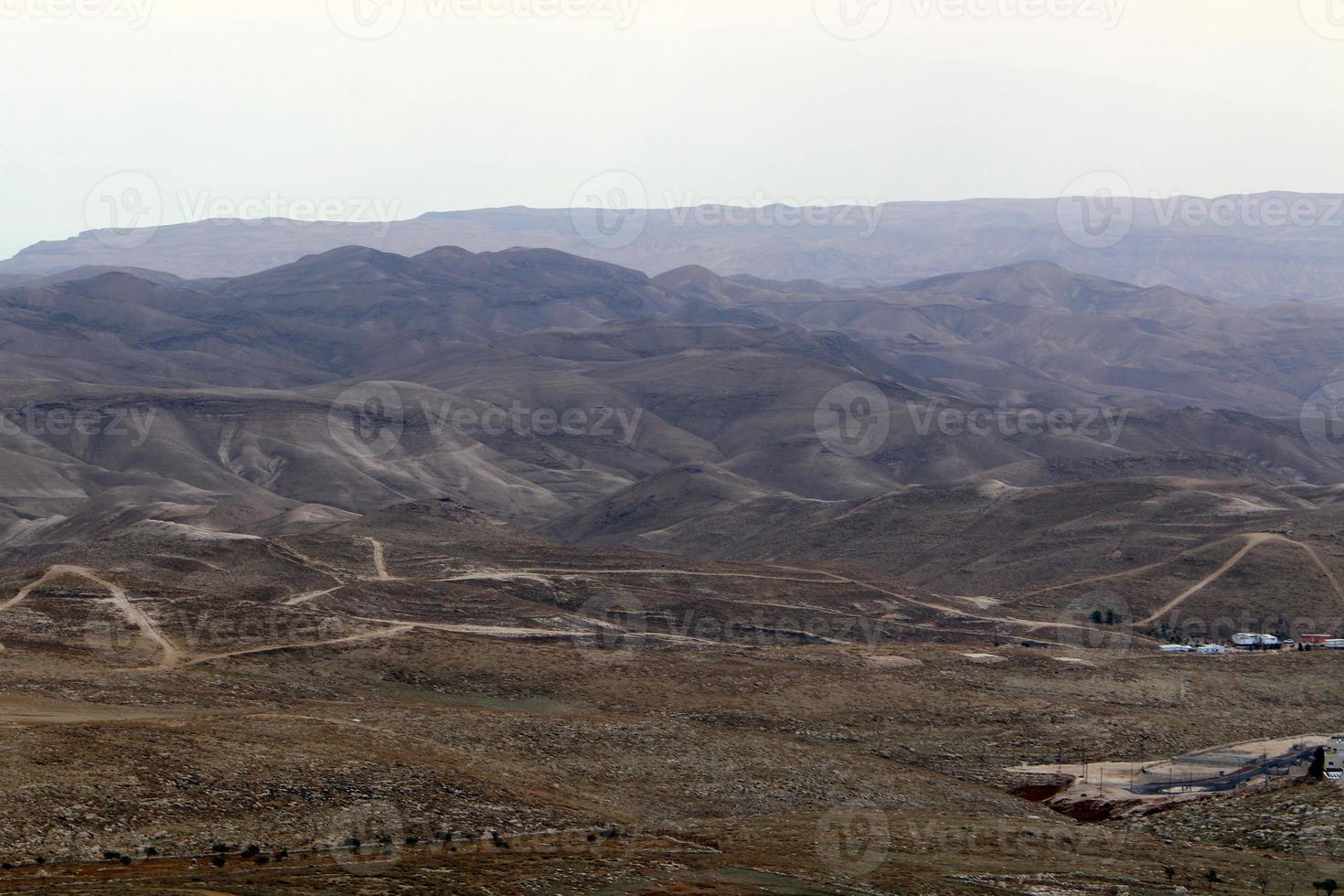 die judäische wüste im nahen osten in israel. Seit der Antike diente dieser Ort als Zufluchtsort für Einsiedler und Rebellen. foto