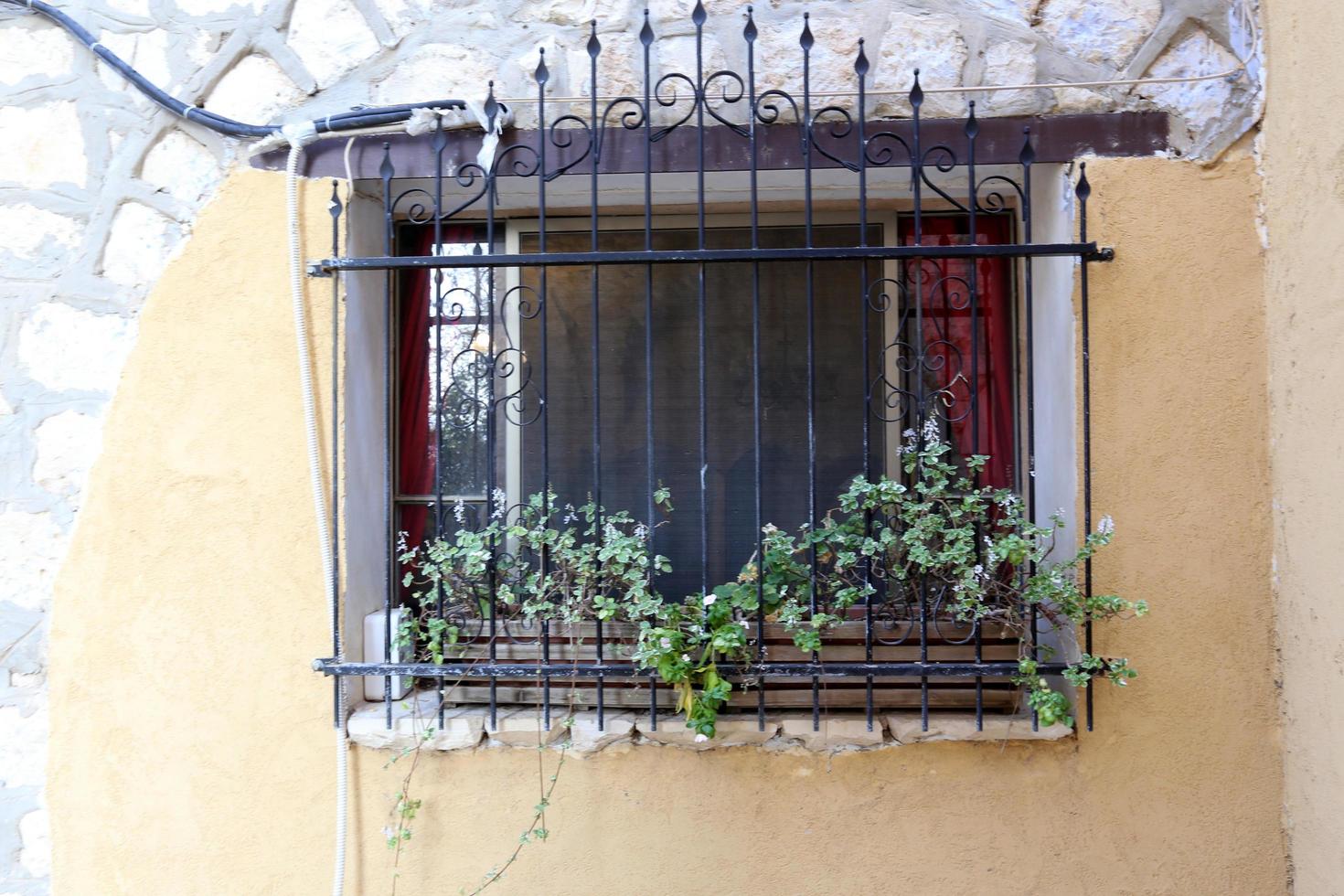 tel aviv israel 9. september 2019 ein kleines fenster in einer großen stadt. foto