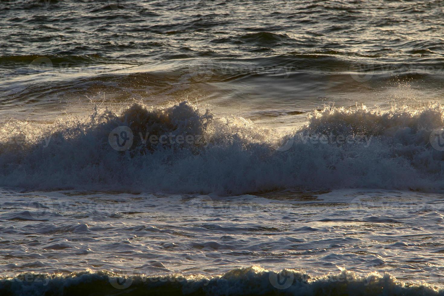 die Farbe von Meerwasser in seichtem Wasser. foto