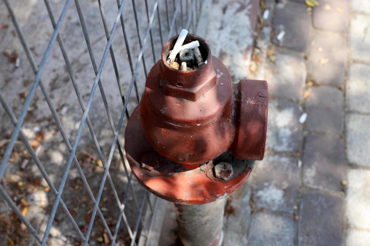 Aschenbecher - ein Ort für Tabakasche und Zigarettenkippen foto