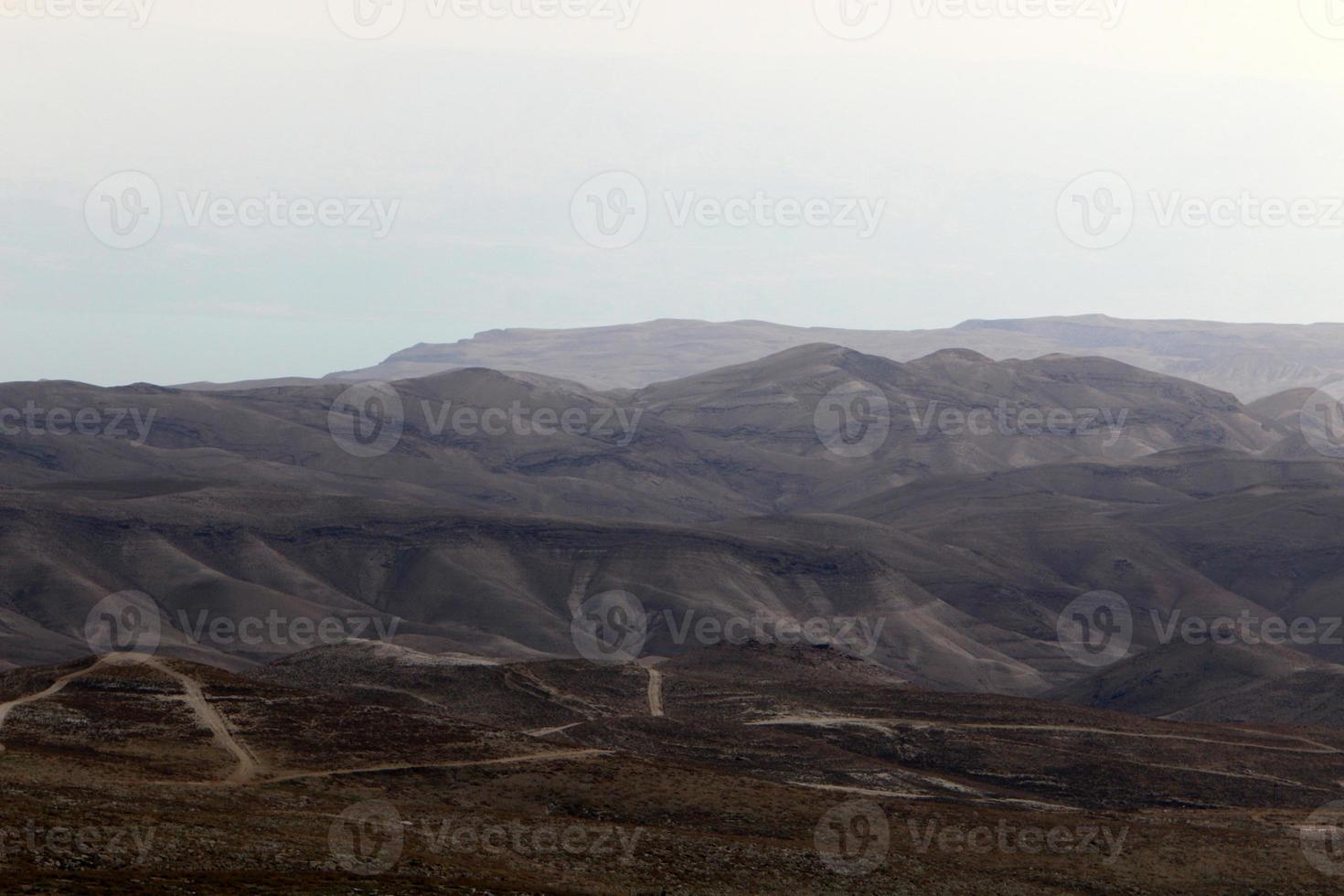 die judäische wüste im nahen osten in israel. Seit der Antike diente dieser Ort als Zufluchtsort für Einsiedler und Rebellen. foto