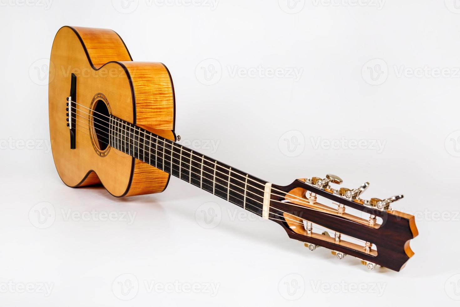 Holzstruktur des Unterdecks der sechssaitigen Akustikgitarre auf weißem Hintergrund. Gitarrenform foto
