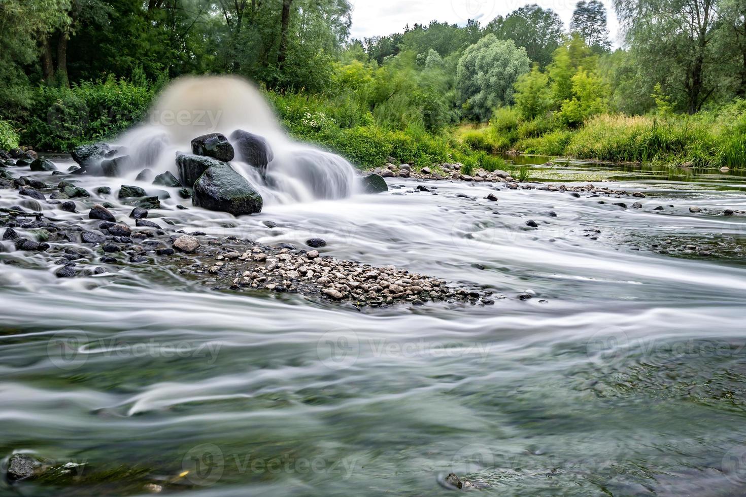 Mischzone der Abwassereinleitung von kommunalem Abwasser. Flussverschmutzung. städtische Müllkippen. künstlicher Geysir. Langzeitbelichtung foto