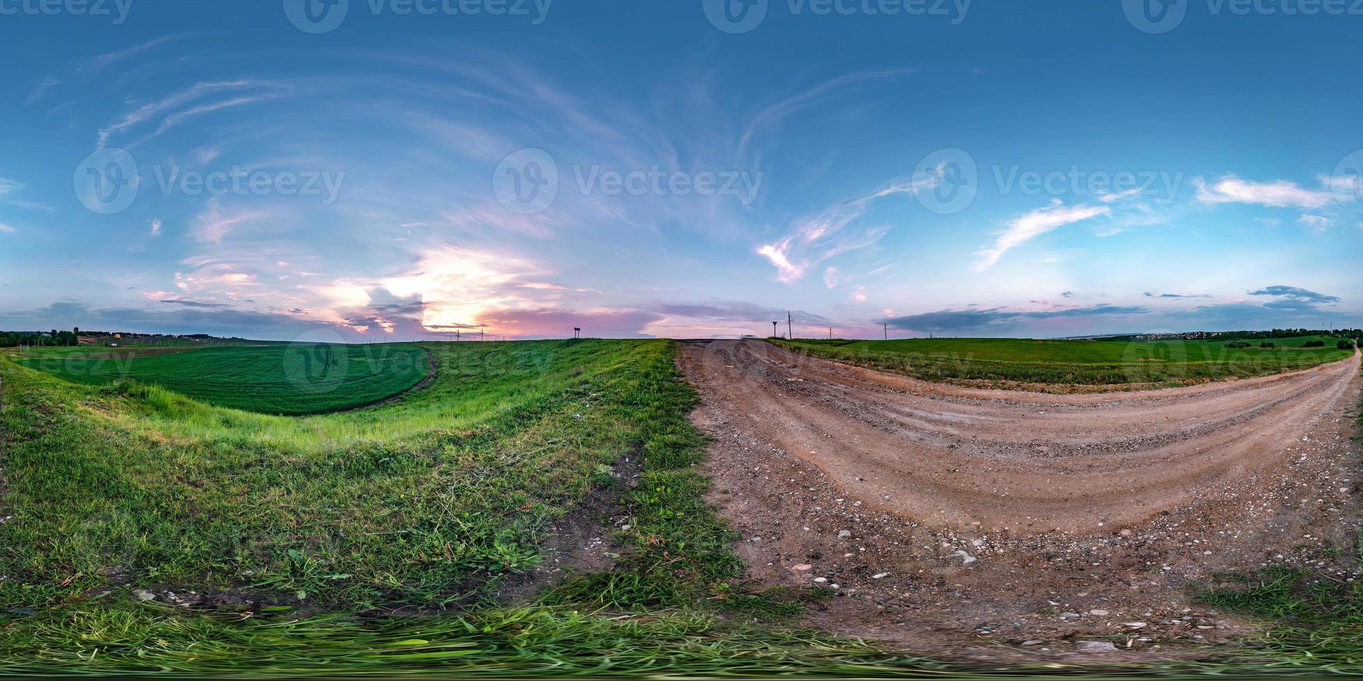 Vollständiges nahtloses sphärisches Hdri-Panorama 360-Grad-Winkelansicht auf Schotterstraße zwischen Feldern im Sommerabendsonnenuntergang mit fantastischen Wolken in equirectangularer Projektion, bereiter VR-AR-Virtual-Reality-Inhalt foto