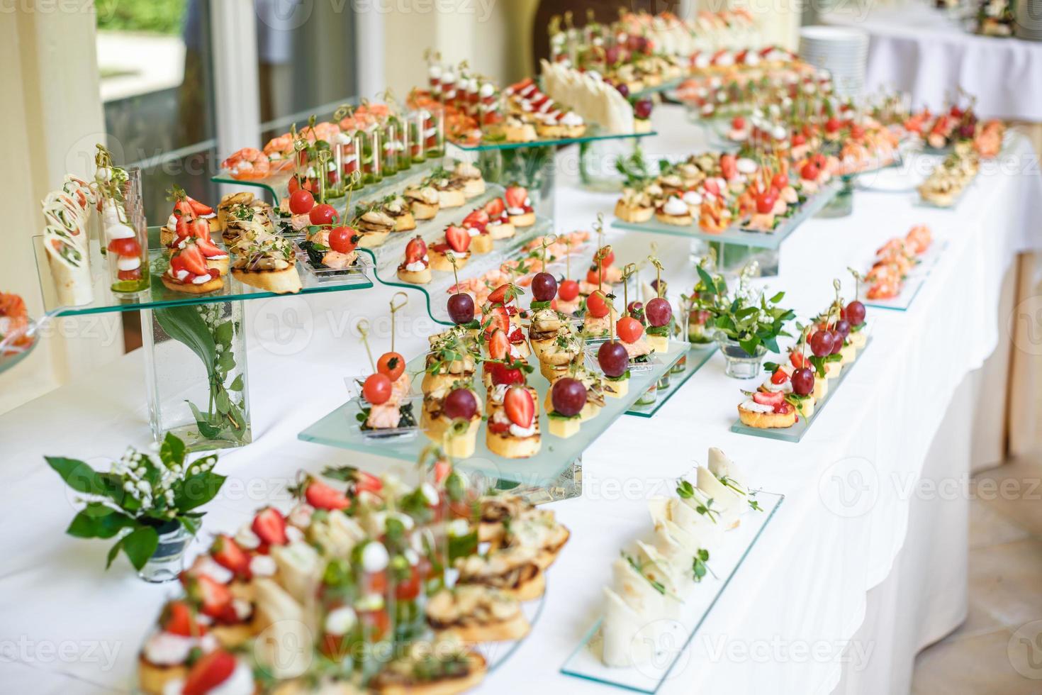 Gastronomie. Essen außerhalb des Geländes. Buffettisch mit verschiedenen Kanapees, Sandwiches, Hamburgern und Snacks. foto