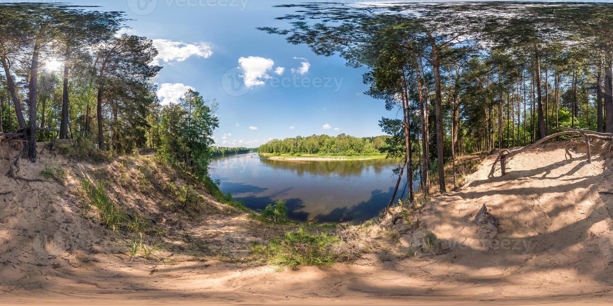 Vollständiges nahtloses sphärisches Panorama 360 x 180 Winkelansicht am Abgrund eines breiten Flusses an sonnigen Sommertagen in gleichrechteckiger Projektion, Inhalt der virtuellen Realität von Skybox vr foto