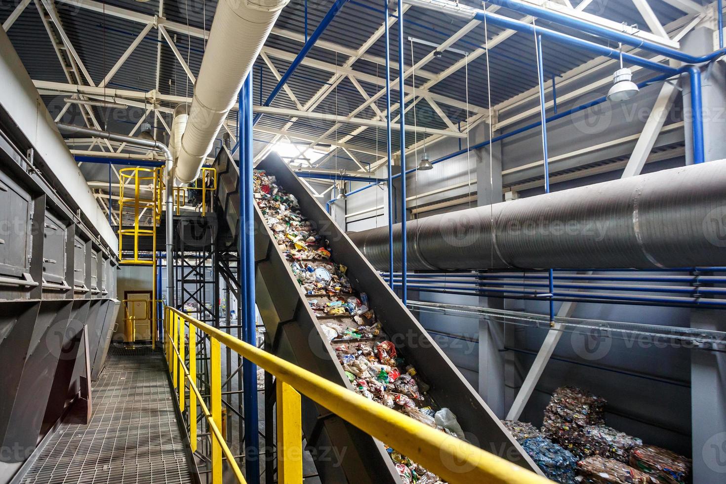 Förderbandtransporter auf moderner Abfallrecycling-Verarbeitungsanlage. getrennte und sortierende Müllabfuhr. Recycling und Lagerung von Abfällen zur weiteren Entsorgung. foto