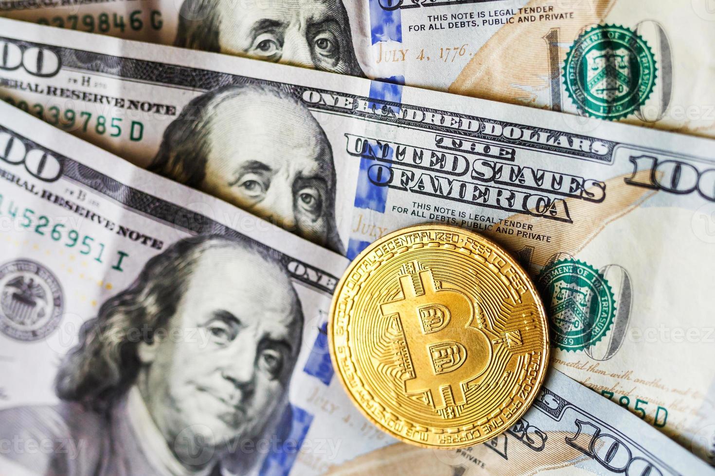 virtuelles geld goldenes bitcoin auf hundert dollarscheinhintergrund. Bitcoin Cash gegen einen Dollar tauschen. foto