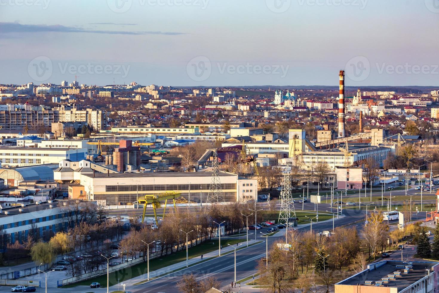 Panoramablick auf neues Quartier Hochhausgebiet Stadtentwicklung Wohnquartier am Abend aus der Vogelperspektive foto