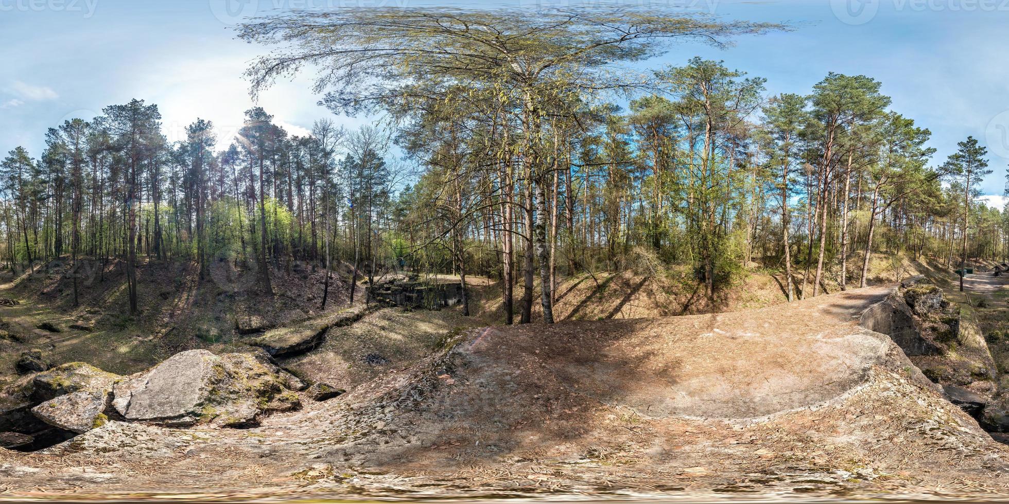 Vollständiges nahtloses sphärisches Panorama 360-Grad-Winkelansicht ruinierte verlassene Militärfestung des ersten Weltkriegs im Kiefernwald in equirectangularer Projektion, vr ar-Inhalt foto