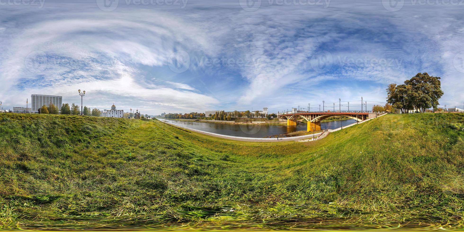 Vollständiges nahtloses sphärisches Panorama 360-Grad-Winkelansicht am Ufer des breiten Flusses vor der Brücke im Stadtzentrum. 360-Grad-Panorama in äquirektangulärer Projektion, fertige VR- und Virtual-Reality-Inhalte foto