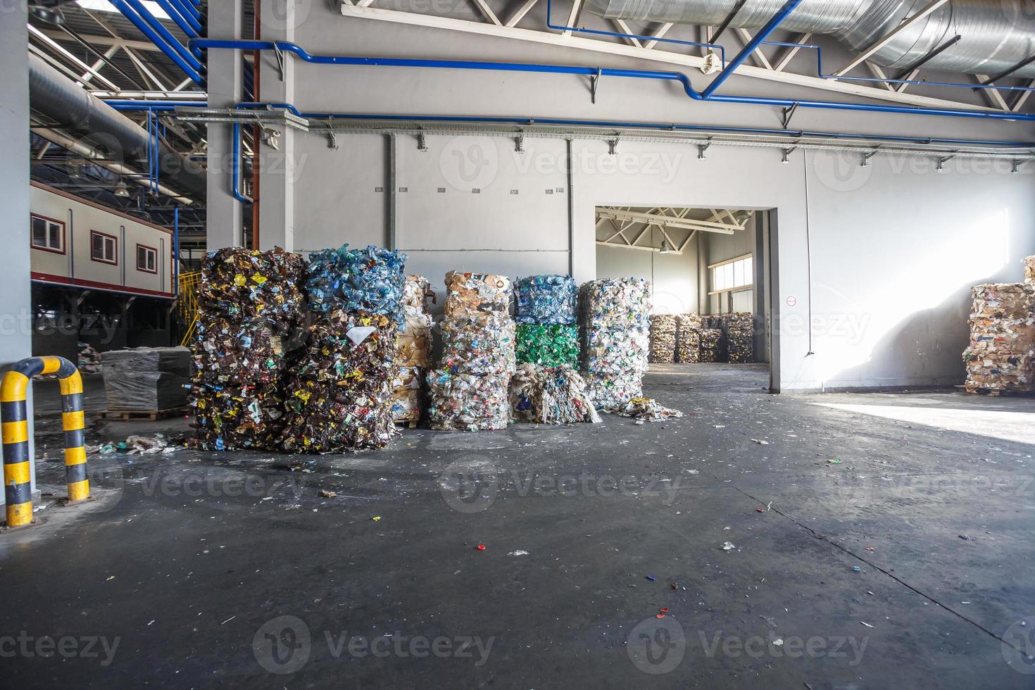 Plastikmüllballen in der Abfallbehandlungsanlage. Recycling getrennt und Lagerung von Müll zur weiteren Entsorgung, Mülltrennung. Unternehmen für die Sortierung und Verarbeitung von Abfällen. foto