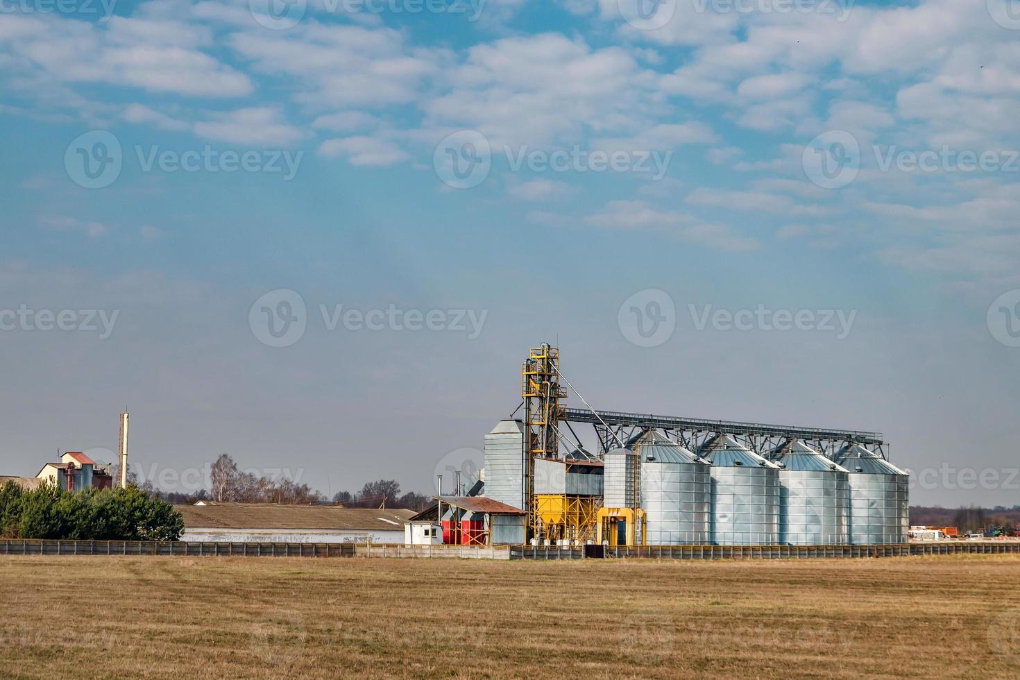 Agro-Verarbeitungsanlage für die Verarbeitung und Silos für die Trocknung, Reinigung und Lagerung von landwirtschaftlichen Produkten, Mehl, Getreide und Getreide foto