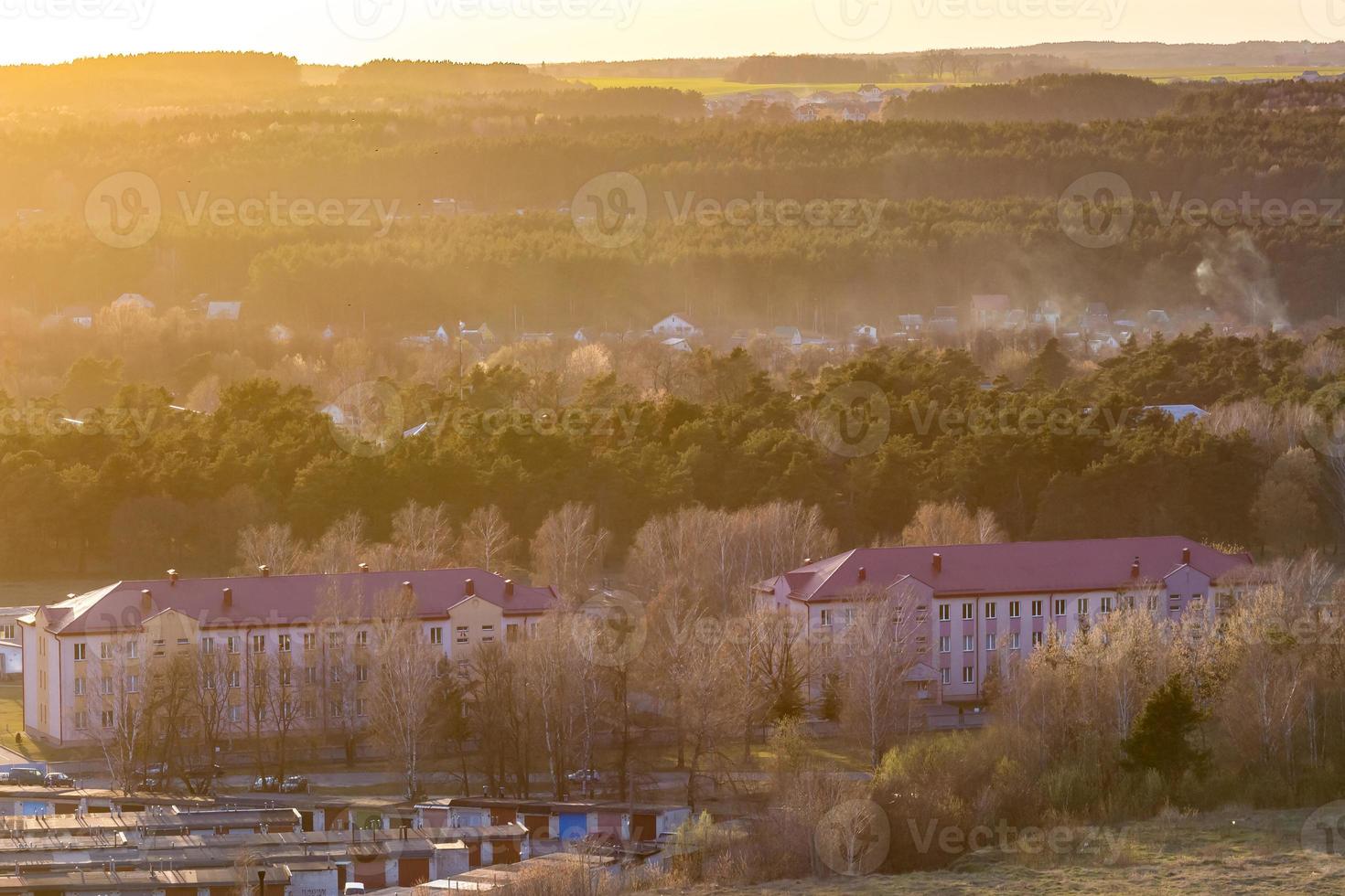 Luftaufnahme einer Stadt im Wald bei Sonnenuntergang foto