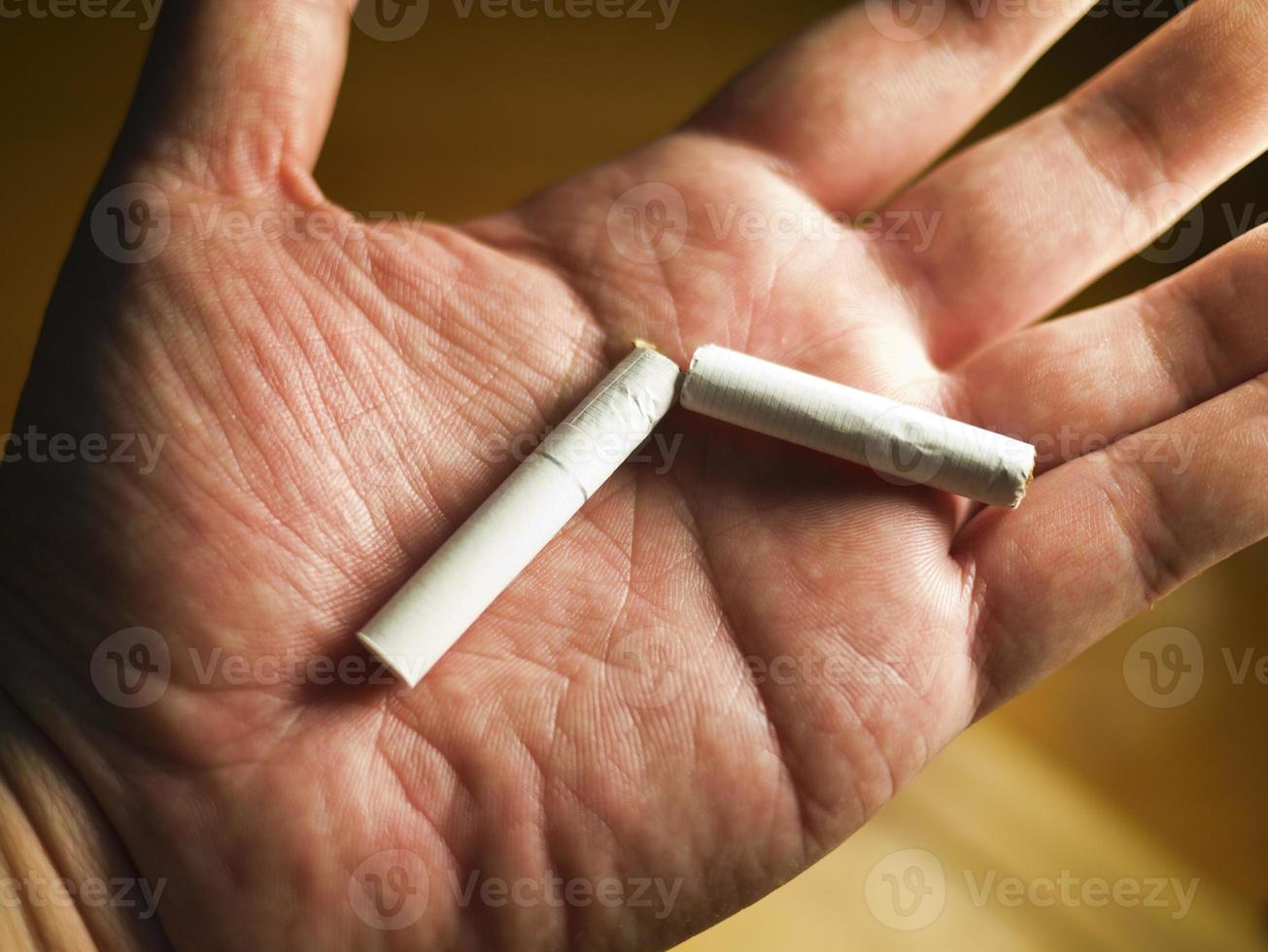 Zigarette an der Hand brechen foto