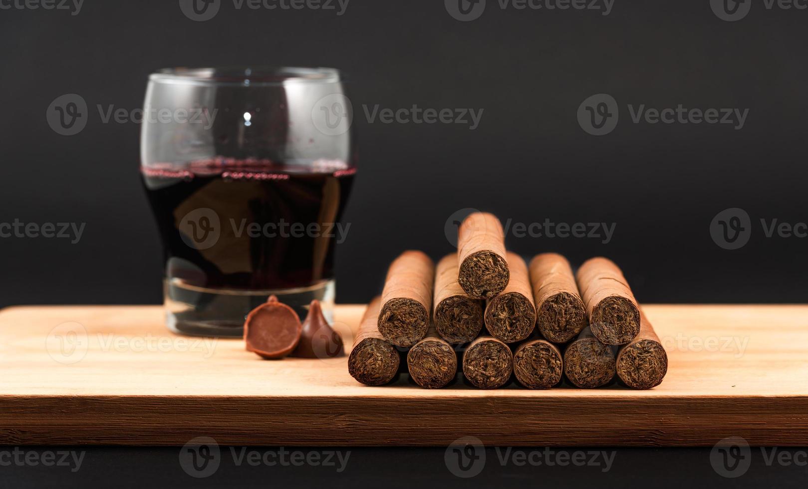 weltberühmte handgerollte kubanische Zigarren mit Rotwein foto
