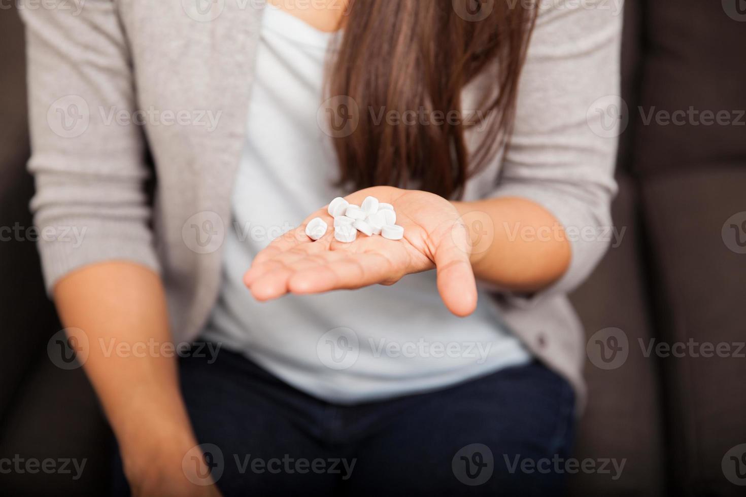 junge Frau mit vielen Pillen foto