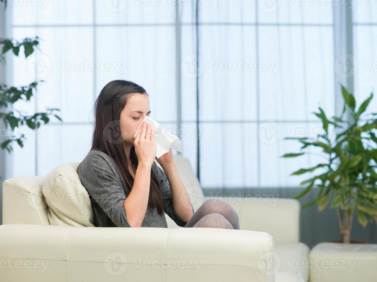 Frau mit Grippe foto