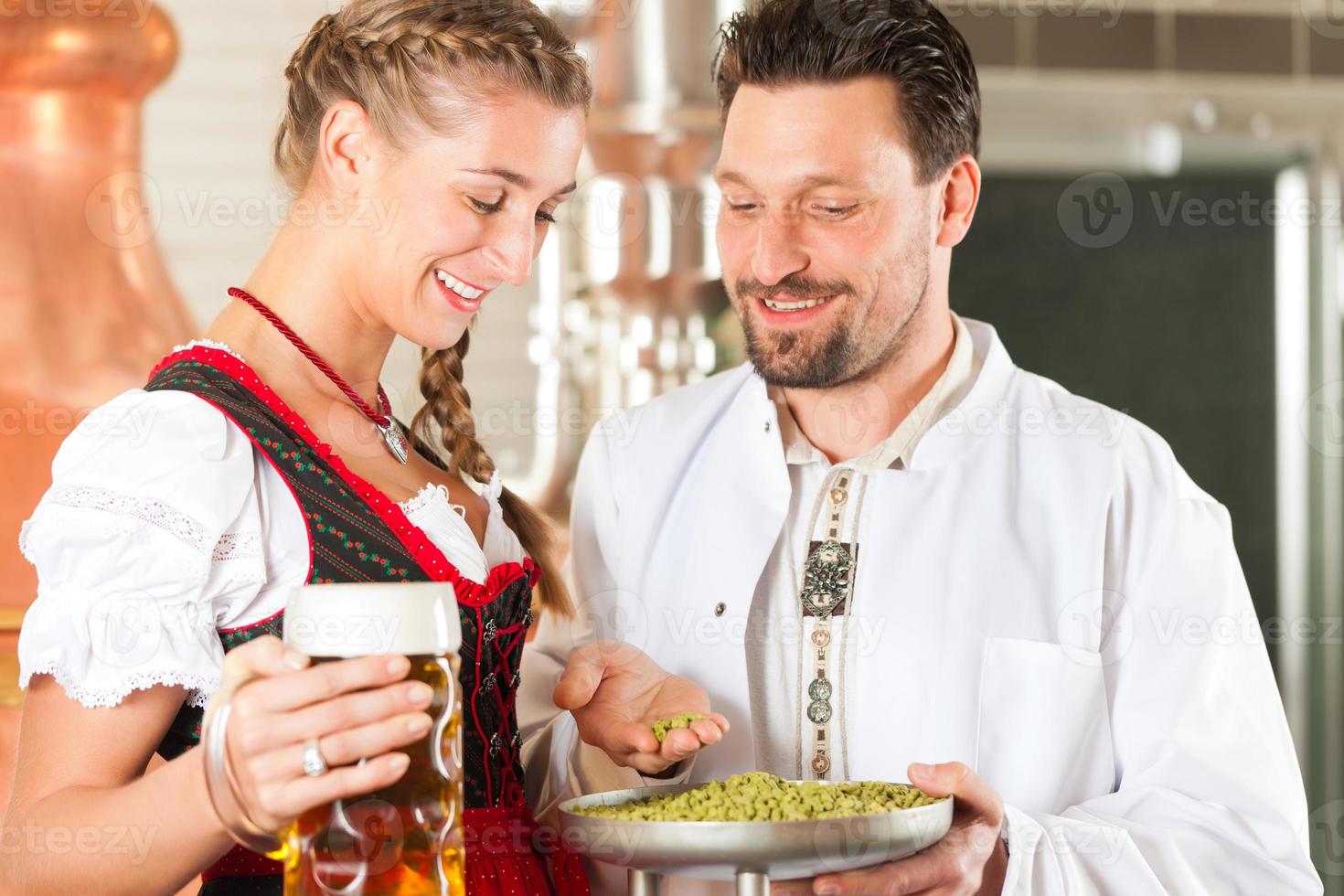 Brauer und Frau mit Bierglas in der Brauerei foto