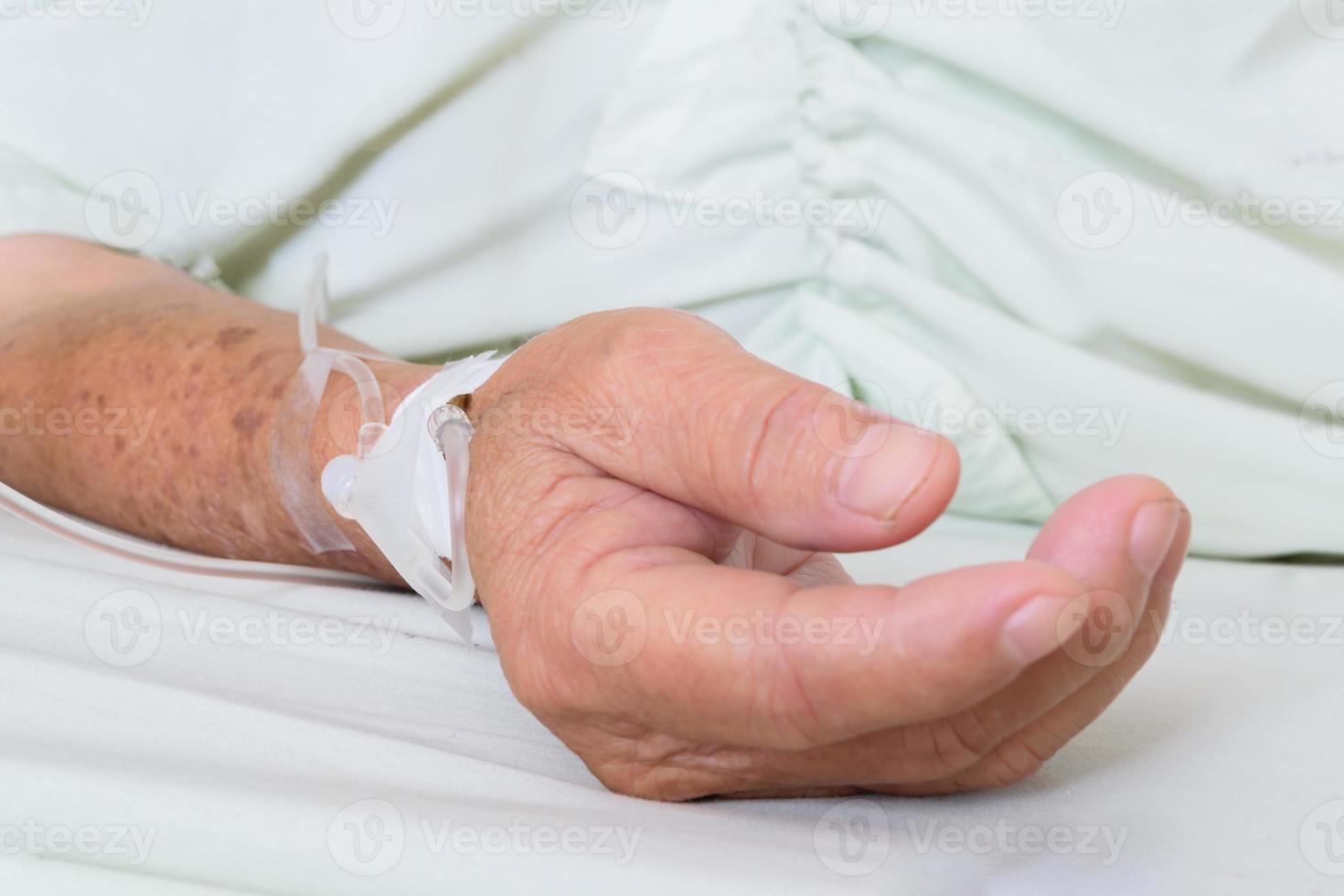 Patient im Krankenhaus mit intravenöser Kochsalzlösung foto