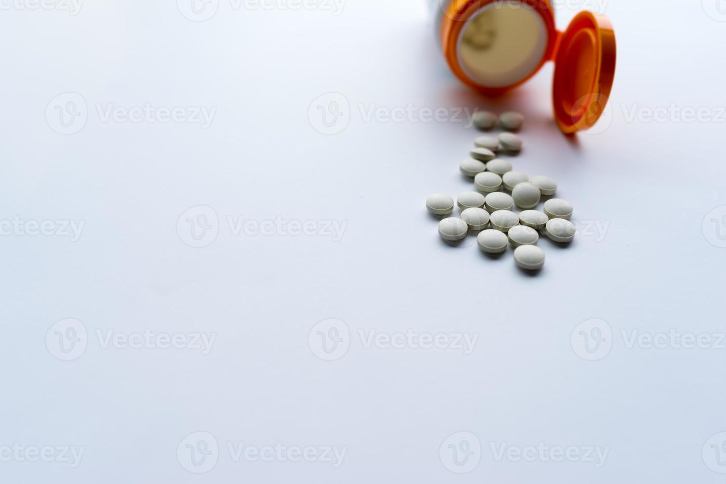 Pillen kommen aus der Medizinflasche, auf weißem Hintergrund foto
