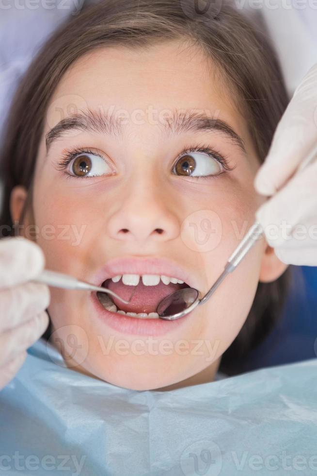 Zahnarzt mit Dental Explorer und abgewinkeltem Spiegel foto