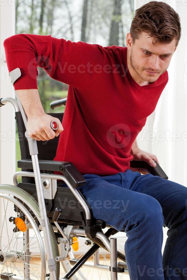 behinderter Mann mit Krücken foto