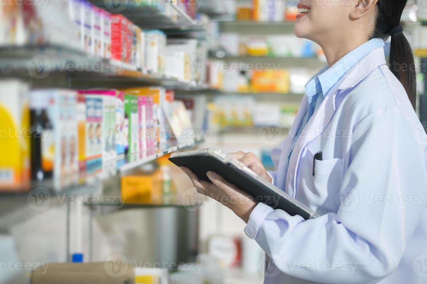 Porträt der Apothekerin mit Tablet in einer modernen Apotheke Drogerie. foto