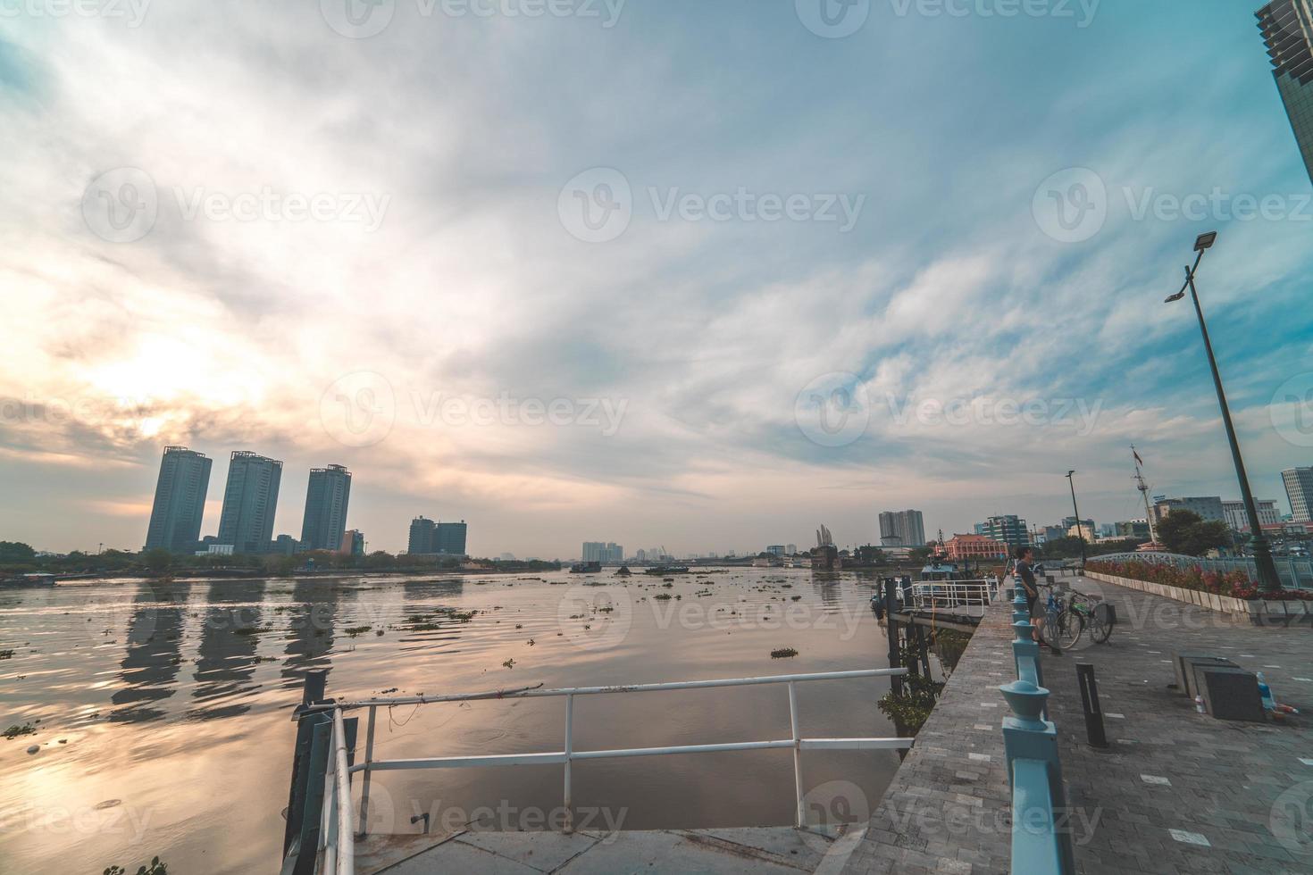ho chi minh stadt, vietnam - 12. feb 2022 skyline mit wahrzeichen 81 wolkenkratzer, eine neue seilbrücke wird gebaut, die die halbinsel thu thiem und den bezirk 1 über den fluss saigon verbindet. foto