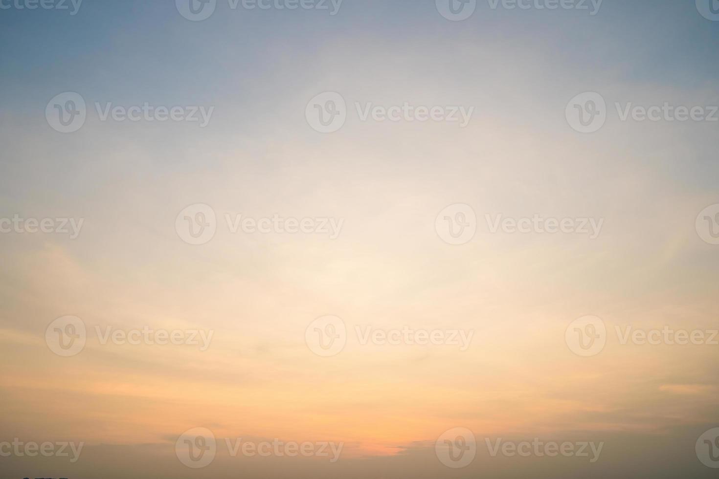 Hintergrund Wolke Sommer. Wolkensommer. Himmel Wolke filmisch. natürlicher himmel schöner und filmischer sonnenuntergangbeschaffenheitshintergrund foto