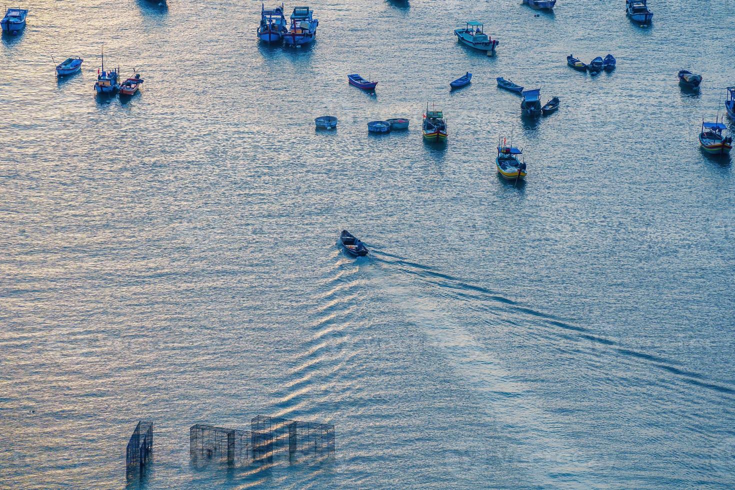 luftbild viele lokale kultur vietnam. Draufsicht auf lokale Fischerboote im tiefblauen Meer, tropische Meereslandschaft. reiseziel asien konzept und hintergrund. foto