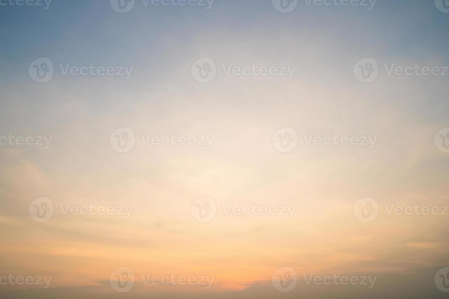 Hintergrund Wolke Sommer. Wolkensommer. Himmel Wolke filmisch. natürlicher himmel schöner und filmischer sonnenuntergangbeschaffenheitshintergrund foto