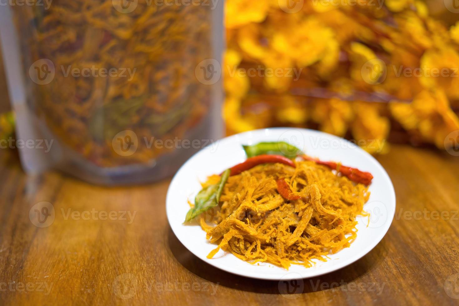 kho ga, würziges getrocknetes hähnchen die vietnamesischen snacks aus hähnchenfleisch mit etwas chilly, zitronenblatt und getrockneten zwiebeln foto