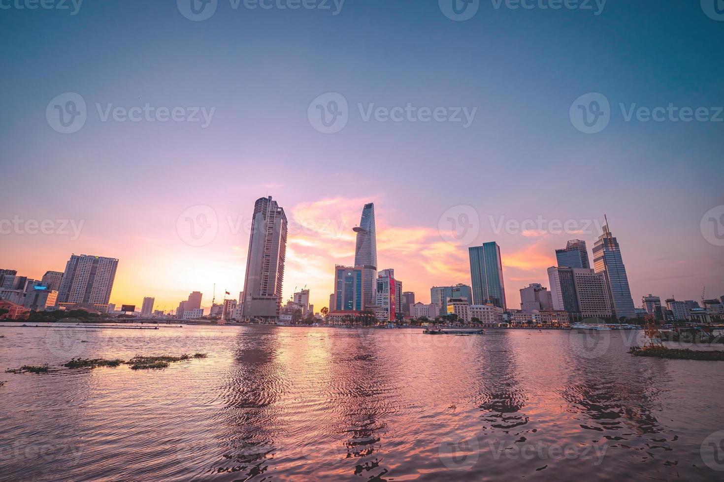 ho chi minh, vietnam - 13. feb 2022 blick auf bitexco financial tower building, gebäude, straßen, thu thiem bridge und saigon river in ho chi minh city bei sonnenuntergang. hochwertiges Panoramabild. foto