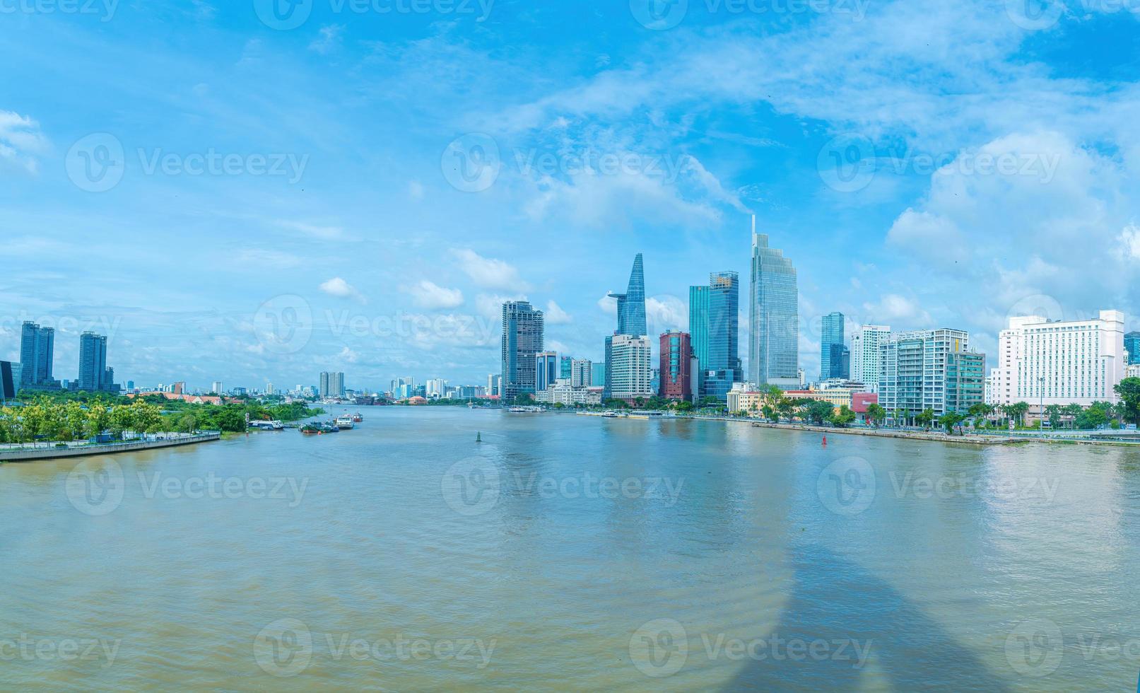 Ho Chi Minh City, Vietnam - 22. Mai 2022 Bitexco Financial Tower, Wolkenkratzer von unten in Richtung Himmel gesehen. Stadtentwicklung mit moderner Architektur foto