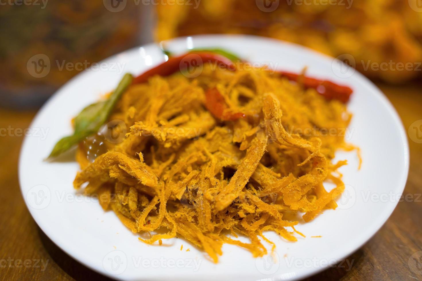 kho ga, würziges getrocknetes hähnchen die vietnamesischen snacks aus hähnchenfleisch mit etwas chilly, zitronenblatt und getrockneten zwiebeln foto