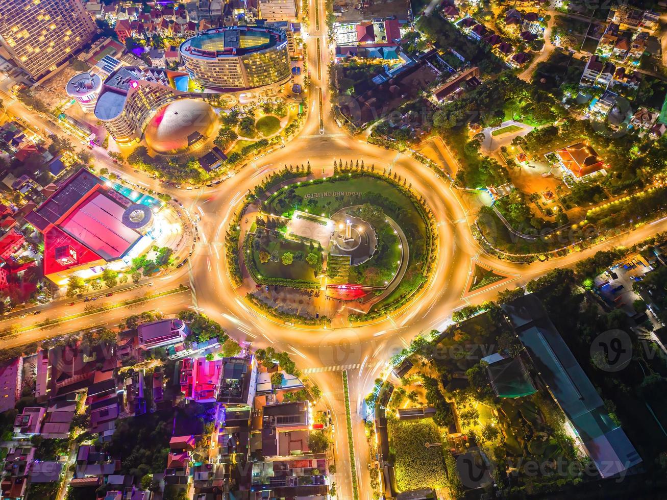 vung tau ansicht von oben, mit kreisverkehr, haus, vietnamkriegsdenkmal in vietnam. Langzeitbelichtung bei Nacht. foto