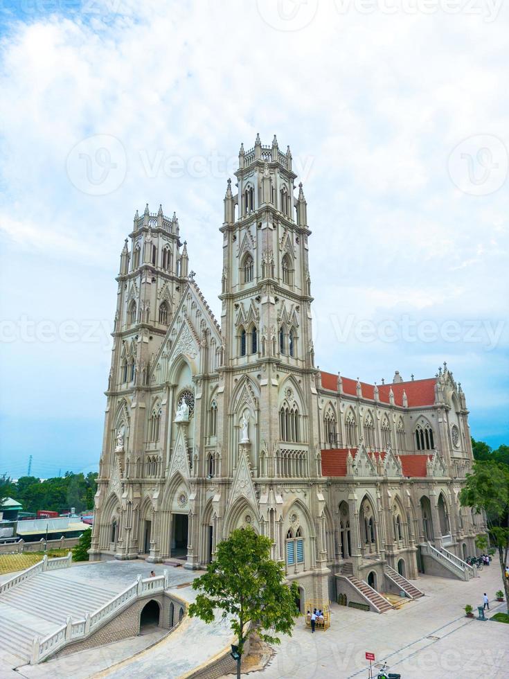 song vinh kirche, auch bekannt als pfarrkirche song vinh in phu my, die an wochenenden in vung tau, vietnam, touristen zu einem spirituellen besuch anzieht. song vinh kirche haben bau gebäude sehen aus wie frankreich foto