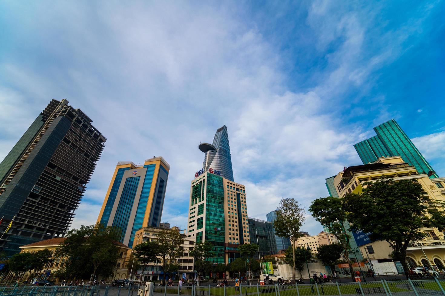 Ho-Chi-Minh-Stadt, Vietnam - 12. Februar 2022 Bitexco Financial Tower, Wolkenkratzer von unten in Richtung Himmel gesehen. Stadtentwicklung mit moderner Architektur foto