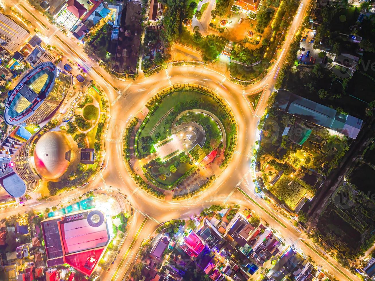 vung tau ansicht von oben, mit kreisverkehr, haus, vietnamkriegsdenkmal in vietnam. Langzeitbelichtung bei Nacht. foto