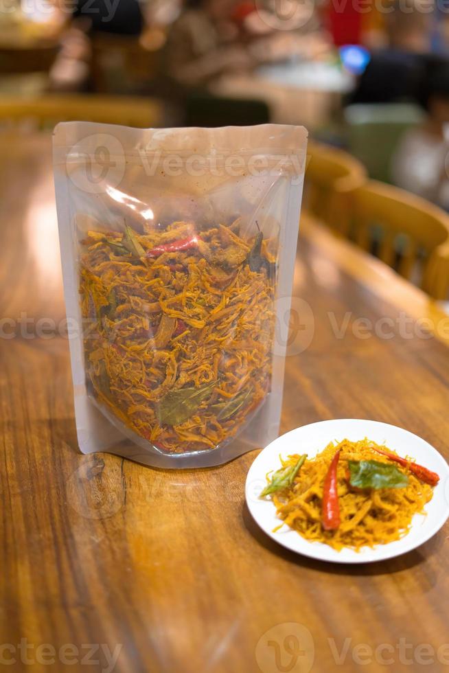 kho ga, würziges getrocknetes hähnchen die vietnamesischen snacks aus hähnchenfleisch mit etwas chilly, zitronenblatt und getrockneten zwiebeln foto