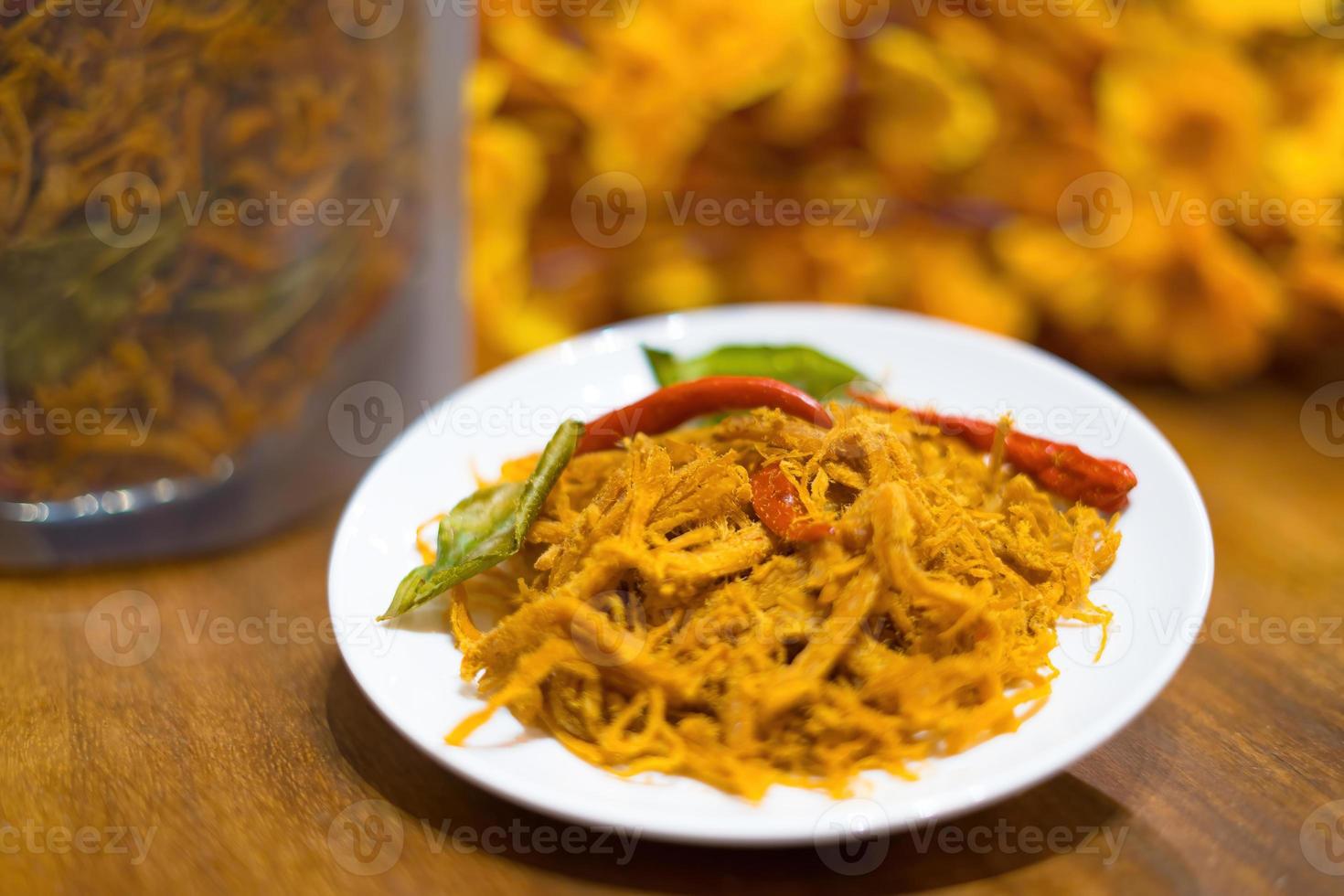 kho ga, würziges getrocknetes hähnchen die vietnamesischen snacks aus hähnchenfleisch mit etwas chilly, zitronenblatt und getrockneten zwiebeln foto