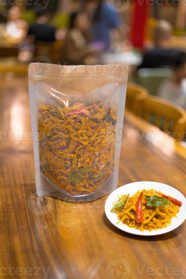 kho ga, würziges getrocknetes hähnchen die vietnamesischen snacks aus hähnchenfleisch mit etwas chilly, zitronenblatt und getrockneten zwiebeln foto